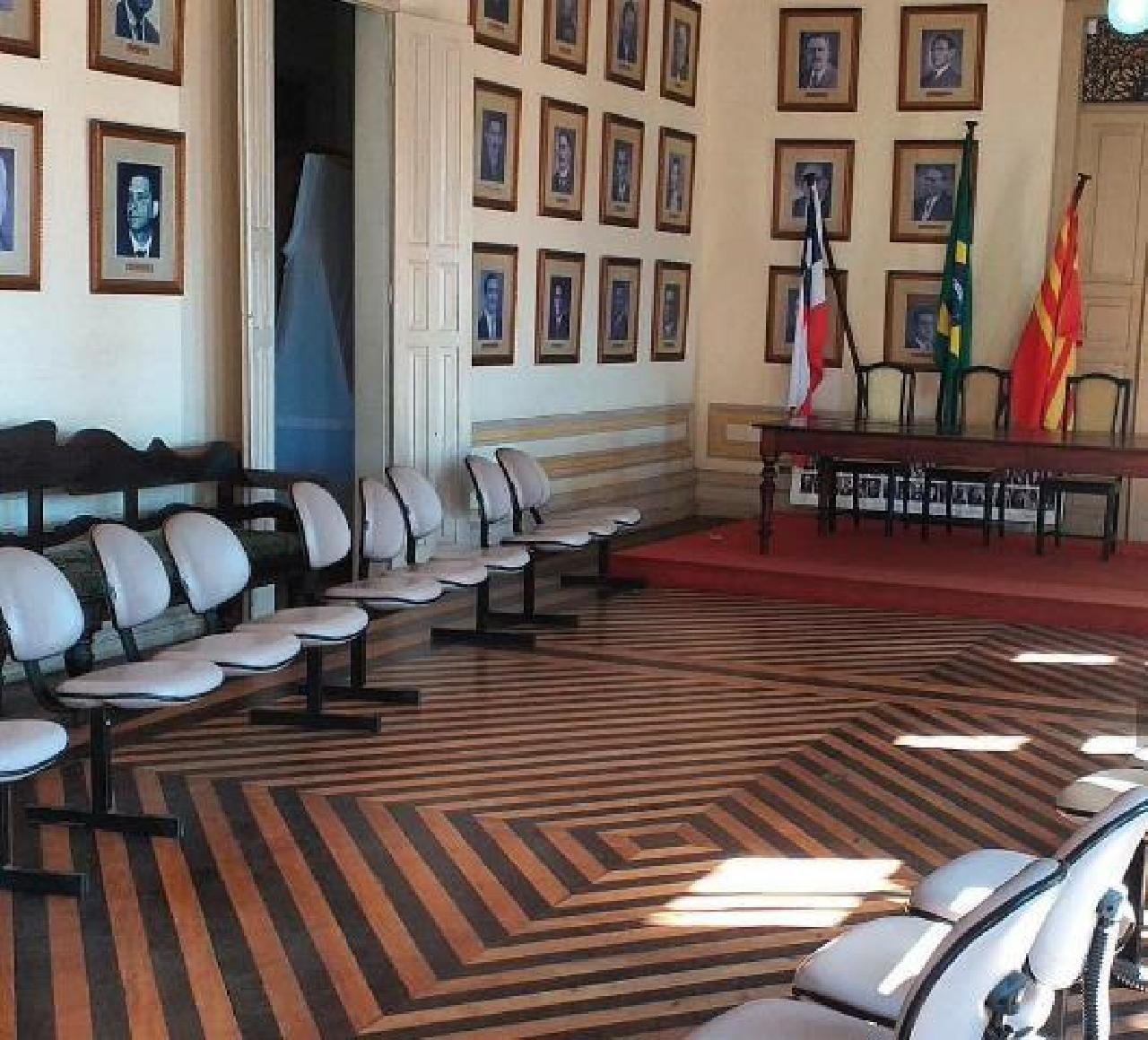 VEREADORES VOLTAM A SE REUNIR PRESENCIALMENTE LIMITANDO 25 PESSOAS NO PLENÁRIO VEREADORES VOLTAM A SE REUNIR PRESENCIALMENTE LIMITANDO 25 PESSOAS NO PLENÁRIO