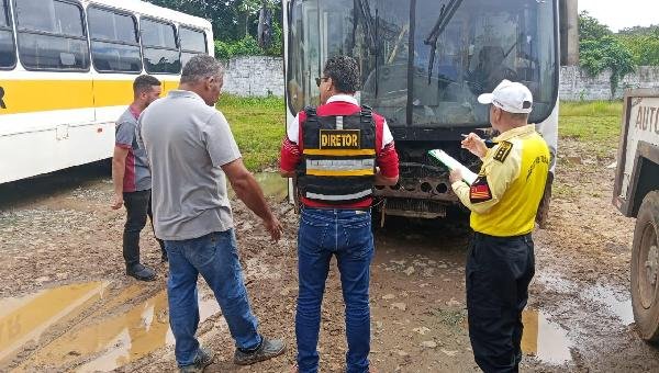 POLÍCIA INVESTIGA POSSÍVEL INCÊNDIO CRIMINOSO EM ÔNIBUS ESCOLAR DE ILHÉUS