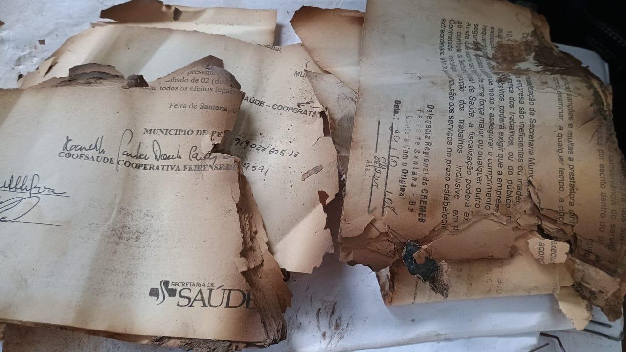 ESCÂNDALO: DOCUMENTOS DE COOPERATIVA DE SAÚDE FEIRENSE SÃO ENCONTRADOS CARBONIZADOS EM LIXÃO CLANDESTINO DE ILHÉUS ESCÂNDALO: DOCUMENTOS DE COOPERATIVA DE SAÚDE FEIRENSE SÃO ENCONTRADOS CARBONIZADOS EM LIXÃO CLANDESTINO DE ILHÉUS