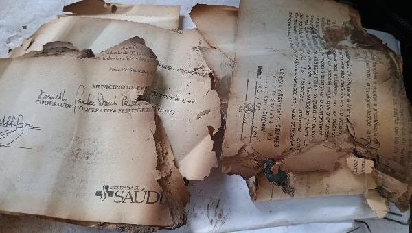 ESCÂNDALO: DOCUMENTOS  DE COOPERATIVA DE SAÚDE FEIRENSE SÃO ENCONTRADOS CARBONIZADOS EM LIXÃO CLANDESTINO DE ILHÉUS