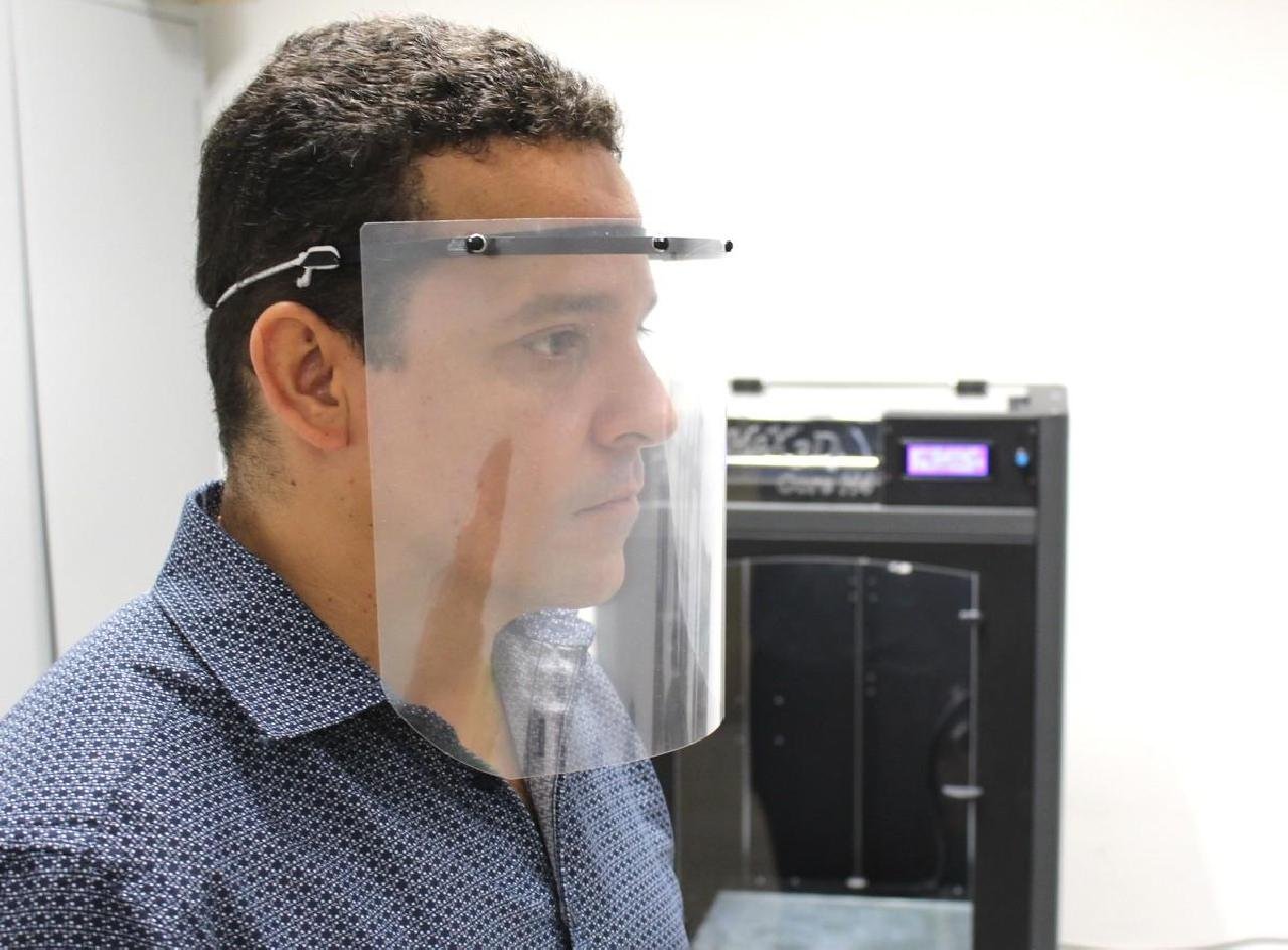 UEFS INICIA PRODUÇÃO DE PROTETORES FACIAIS QUE SERÃO DOADOS A PROFISSIONAIS DE SAÚDE UEFS INICIA PRODUÇÃO DE PROTETORES FACIAIS QUE SERÃO DOADOS A PROFISSIONAIS DE SAÚDE
