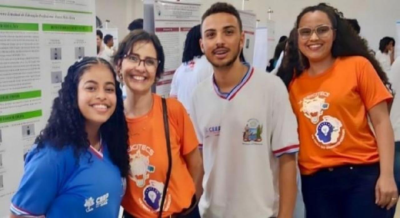 ESTUDANTES DE ILHÉUS DESENVOLVEM REPELENTE NATURAL PARA COMBATER O MOSQUITO AEDES AEGYPTI ESTUDANTES DE ILHÉUS DESENVOLVEM REPELENTE NATURAL PARA COMBATER O MOSQUITO AEDES AEGYPTI