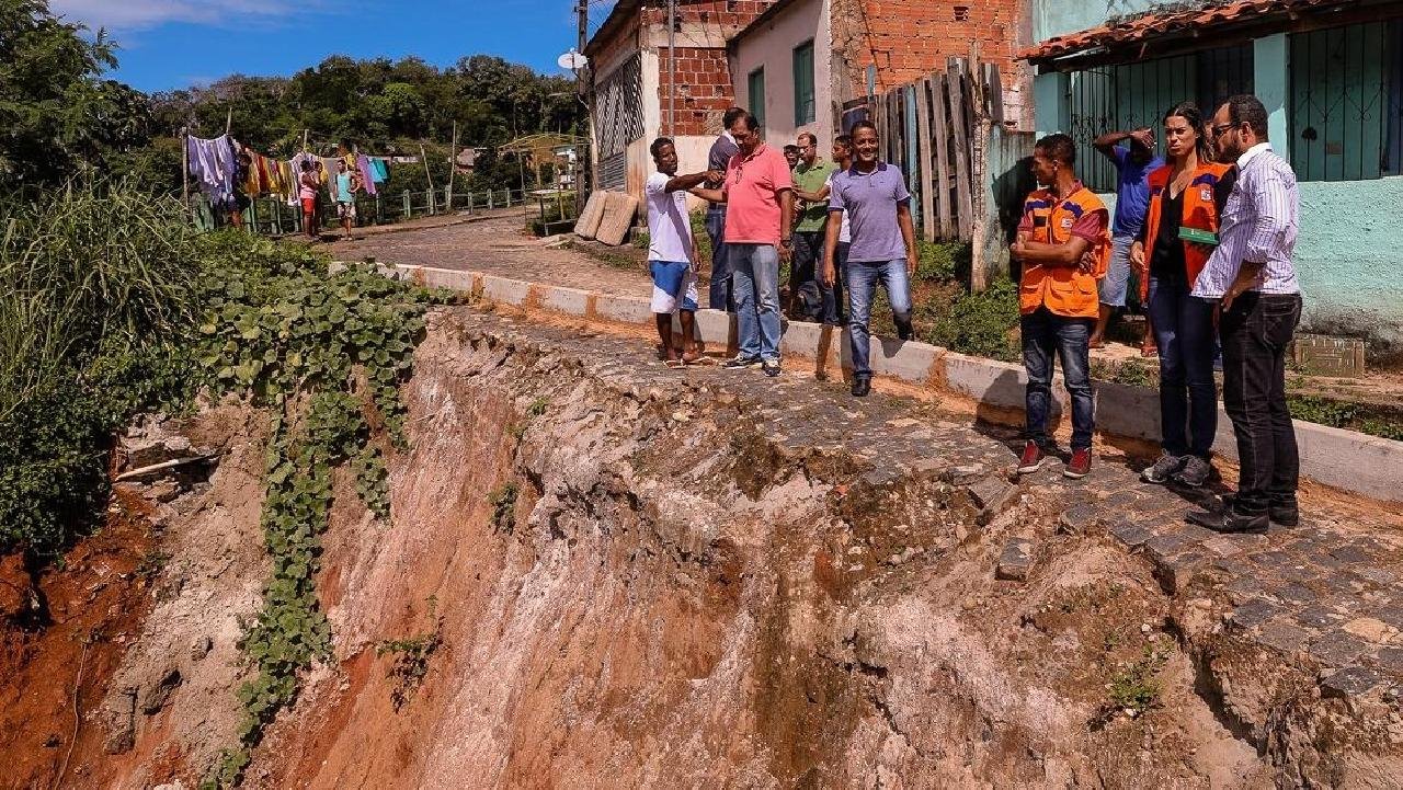 MUNICÍPIO INICIA OBRAS NOS LOCAIS ATINGIDOS PELAS FORTES CHUVAS EM ILHÉUS