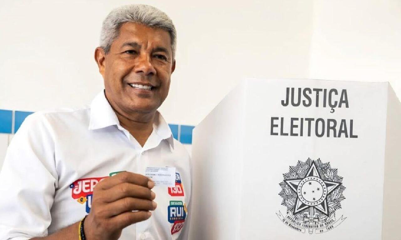 JERÔNIMO RODRIGUES VOTA EM SALVADOR E DESTACA DEFESA DA DEMOCRACIA