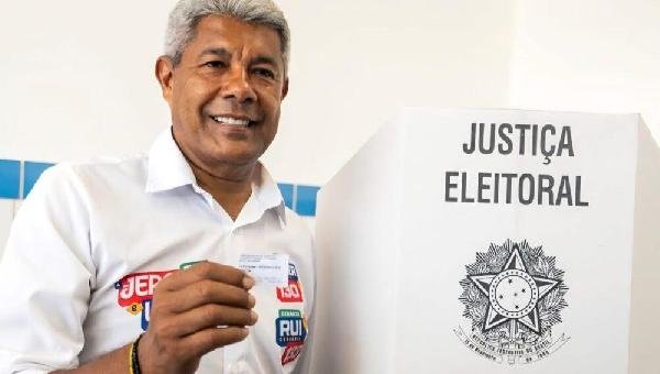 JERÔNIMO RODRIGUES VOTA EM SALVADOR E DESTACA DEFESA DA DEMOCRACIA