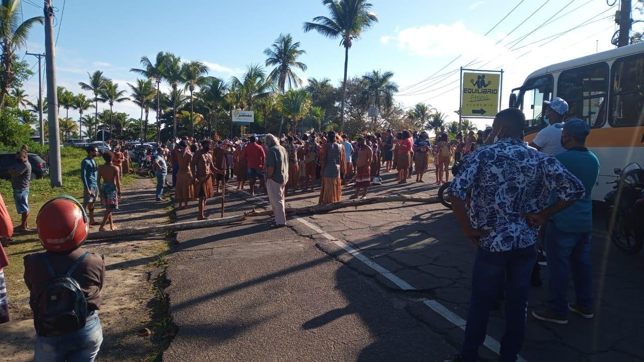 TUPINAMBÁS PROTESTAM NA ILHÉUS-OLIVENÇA TUPINAMBÁS PROTESTAM NA ILHÉUS-OLIVENÇA