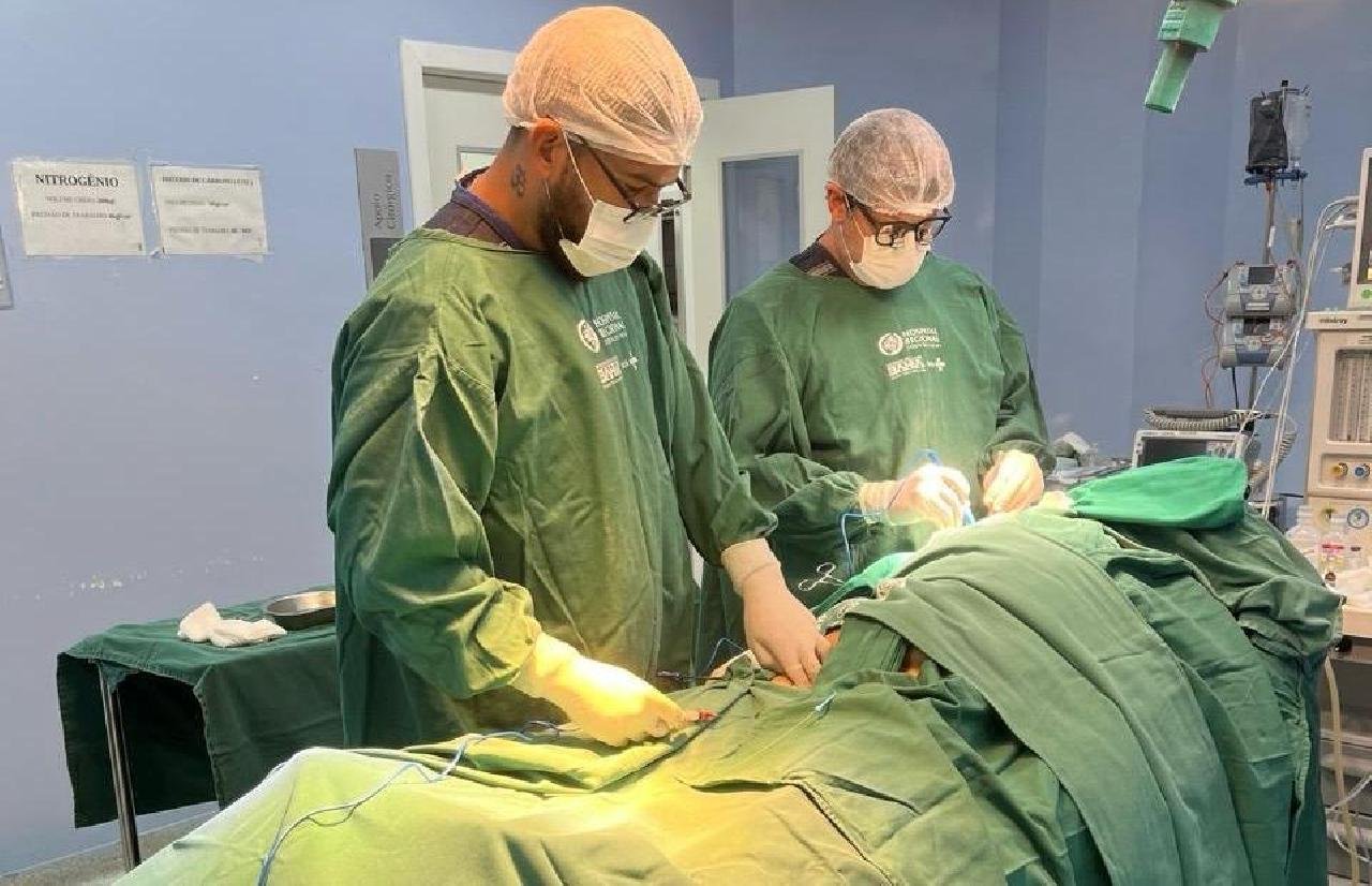 HOSPITAL COSTA DO CACAU REALIZA CIRURGIA INÉDITA E MENOS INVASIVA PARA RETIRADA DE MARCA-PASSO HOSPITAL COSTA DO CACAU REALIZA CIRURGIA INÉDITA E MENOS INVASIVA PARA RETIRADA DE MARCA-PASSO