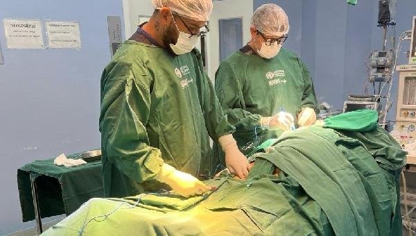 HOSPITAL COSTA DO CACAU REALIZA CIRURGIA INÉDITA E MENOS INVASIVA PARA RETIRADA DE MARCA-PASSO