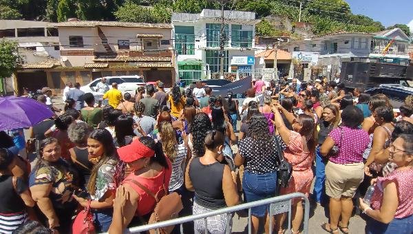 TRABALHADORES DA REDE MUNICIPAL DE ILHÉUS FAZEM CAMINHADA E OCUPAM PORTA DA SECRETARIA DE EDUCAÇÃO EM PARALISAÇÃO DE 24H