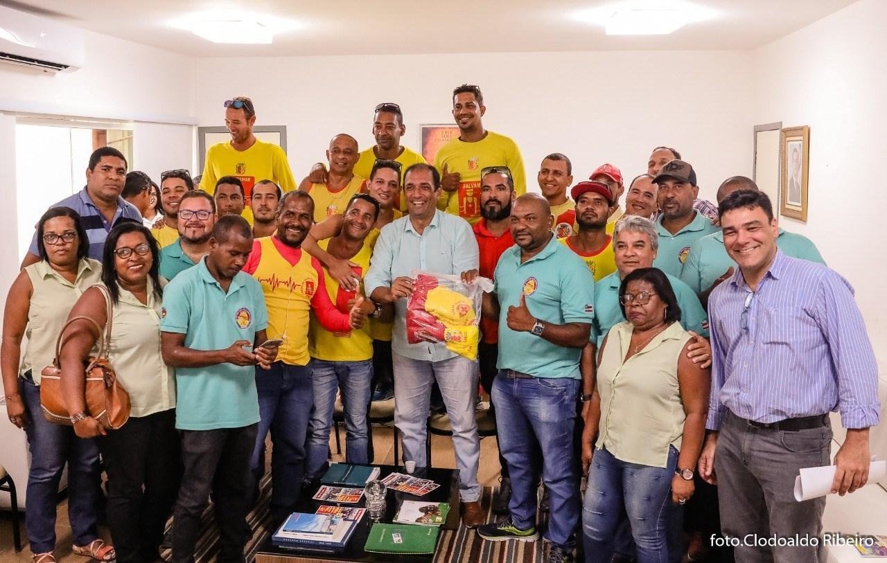 PREFEITO DE ILHÉUS CONCEDE REAJUSTE SALARIAL AOS SERVIDORES PÚBLICOS MUNICIPAIS PREFEITO DE ILHÉUS CONCEDE REAJUSTE SALARIAL AOS SERVIDORES PÚBLICOS MUNICIPAIS