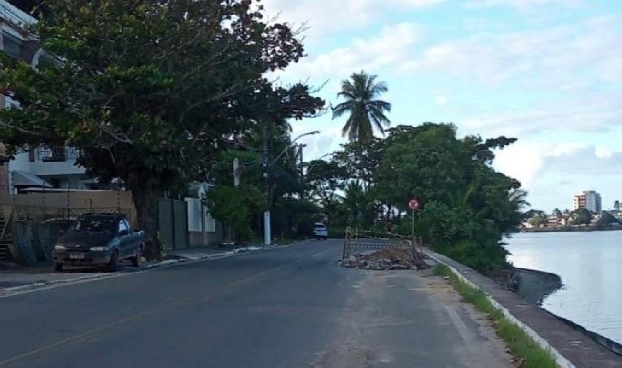 PARTE DE ASFALTO AFUNDA E AVENIDA É INTERDITADA PARCIALMENTE NO CENTRO DE ILHÉUS PARTE DE ASFALTO AFUNDA E AVENIDA É INTERDITADA PARCIALMENTE NO CENTRO DE ILHÉUS
