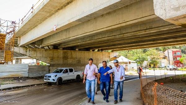 PREFEITO DE ILHÉUS VISITA OBRAS DO TRECHO VIÁRIO NA ZONA SUL