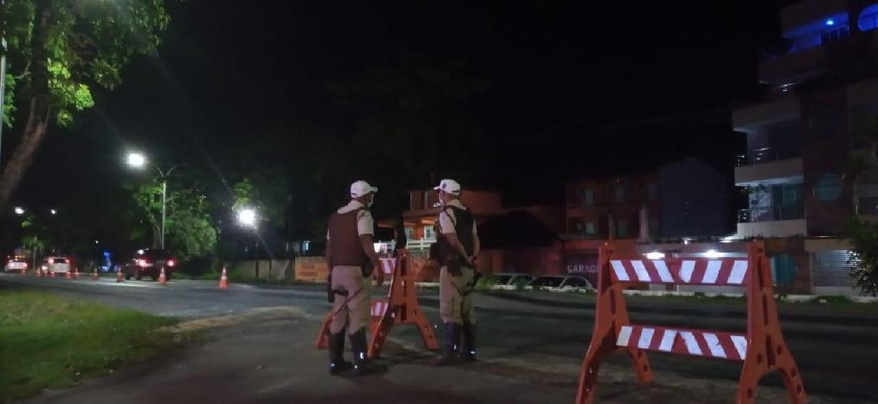 BARREIRAS SÃO MONTADAS PARA MONITORAR ENTRADAS DE PESSOAS EM ILHÉUS BARREIRAS SÃO MONTADAS PARA MONITORAR ENTRADAS DE PESSOAS EM ILHÉUS