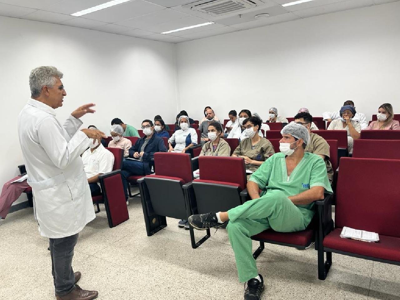 AGÊNCIA TRANSFUSIONAL DO HOSPITAL REGIONAL COSTA DO CACAU CAPACITA EQUIPE DE ENFERMAGEM AGÊNCIA TRANSFUSIONAL DO HOSPITAL REGIONAL COSTA DO CACAU CAPACITA EQUIPE DE ENFERMAGEM
