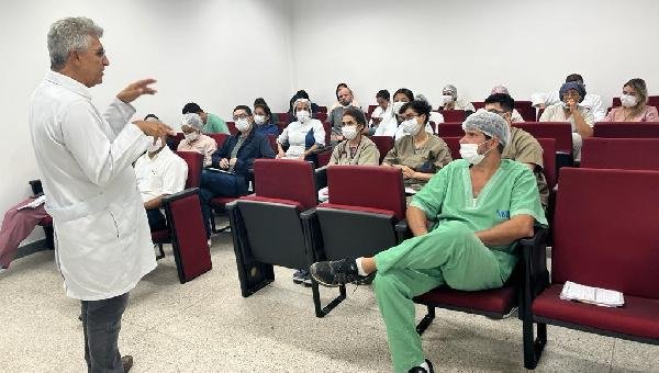 AGÊNCIA TRANSFUSIONAL DO HOSPITAL REGIONAL COSTA DO CACAU CAPACITA EQUIPE DE ENFERMAGEM 