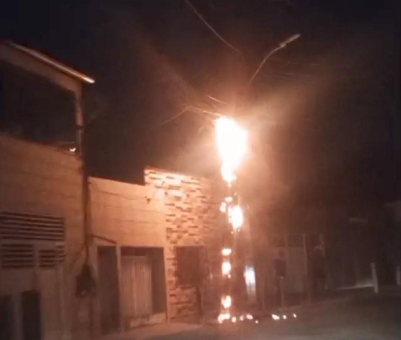 DOIS POSTES PEGAM FOGO NA AVENIDA PRINCESA ISABEL EM ILHÉUS DOIS POSTES PEGAM FOGO NA AVENIDA PRINCESA ISABEL EM ILHÉUS