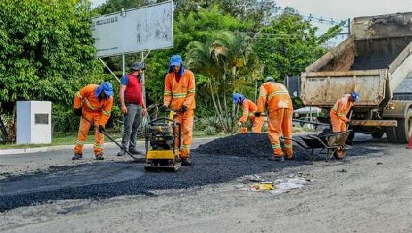 A PEDIDO DO PREFEITO MÁRIO ALEXANDRE, ESTADO REALIZA OPERAÇÃO TAPA-BURACOS NA ZONA NORTE DE ILHÉUS 