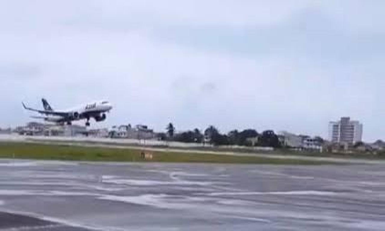 MAU TEMPO EM ILHÉUS CAUSA NOVAS ARREMETIDAS E EXPÕE PREJUÍZOS POR FALTA DE GPS NO AEROPORTO MAU TEMPO EM ILHÉUS CAUSA NOVAS ARREMETIDAS E EXPÕE PREJUÍZOS POR FALTA DE GPS NO AEROPORTO