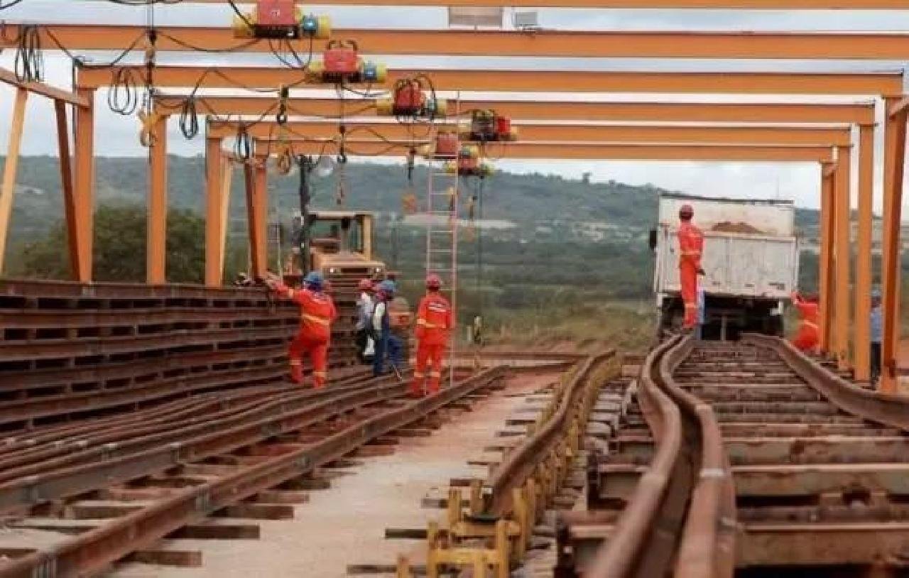 GOVERNO ASSINA CONTRATO DE R$ 467 MILHÕES PARA CONCLUIR TRECHO DA FERROVIA OESTE-LESTE NA BAHIA