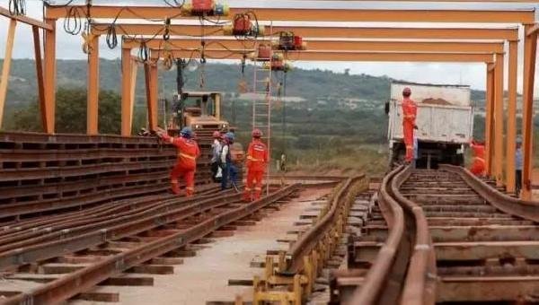GOVERNO ASSINA CONTRATO DE R$ 467 MILHÕES PARA CONCLUIR TRECHO DA FERROVIA OESTE-LESTE NA BAHIA