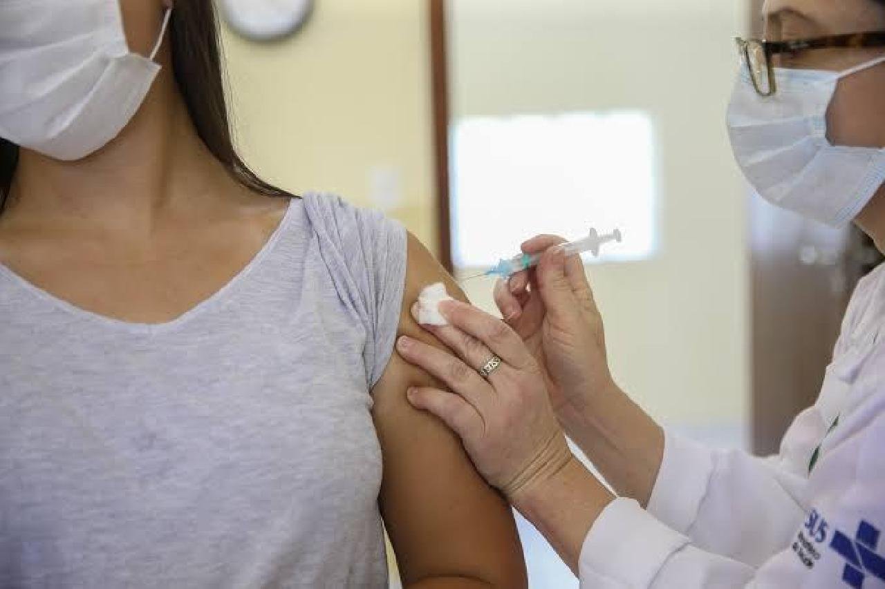 ILHÉUS SEGUE COM APLICAÇÃO DA 2° DOSE NESTA SEXTA FEIRA, 1° DOSE SERÁ RETOMADA APÓS ENVIO DE NOVAS VACINAS. ILHÉUS SEGUE COM APLICAÇÃO DA 2° DOSE NESTA SEXTA FEIRA, 1° DOSE SERÁ RETOMADA APÓS ENVIO DE NOVAS VACINAS.