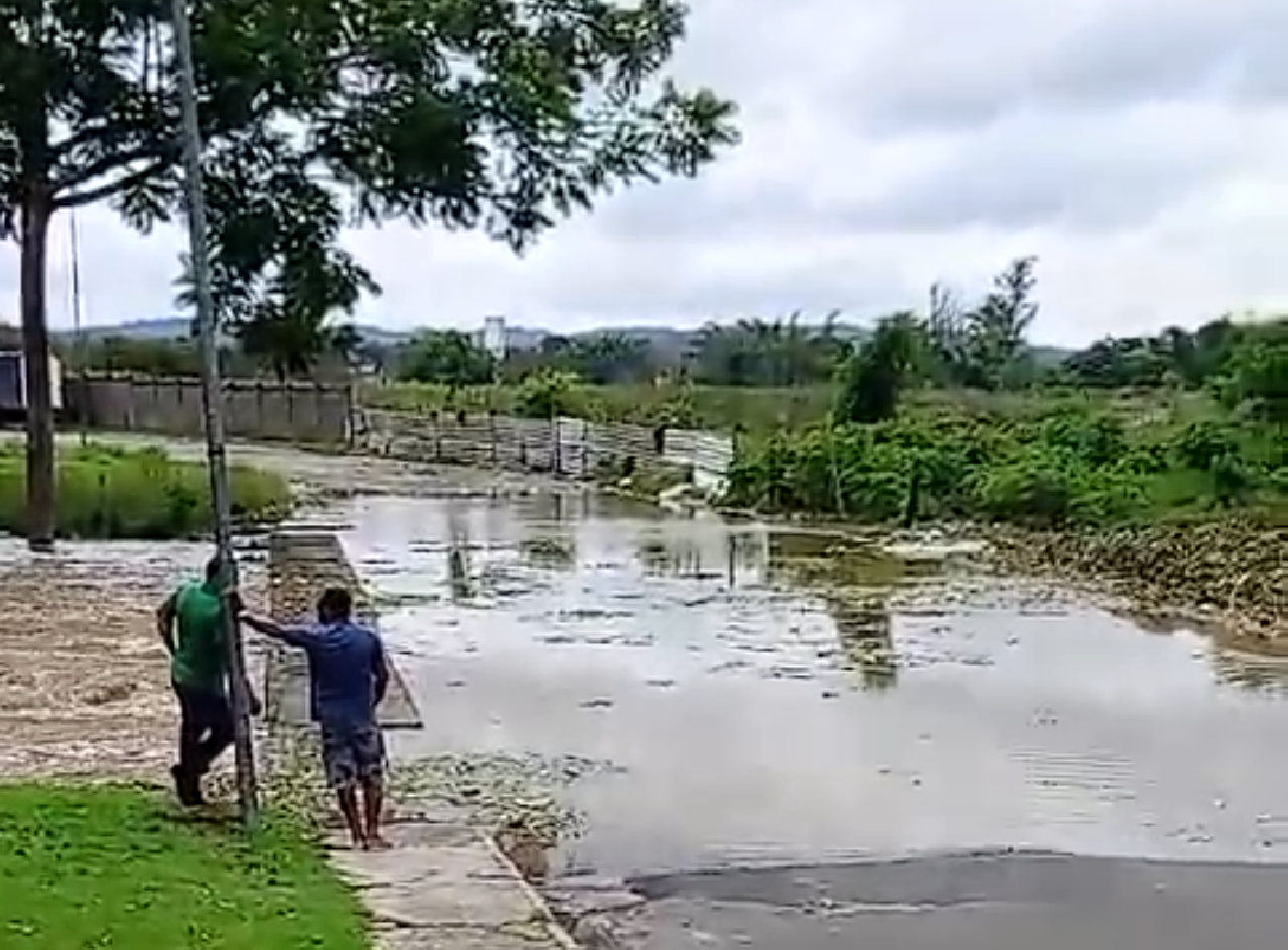 RIO CACHOEIRA INVADE PISTA DA BR-415, ENTRE ILHÉUS E ITABUNA RIO CACHOEIRA INVADE PISTA DA BR-415, ENTRE ILHÉUS E ITABUNA