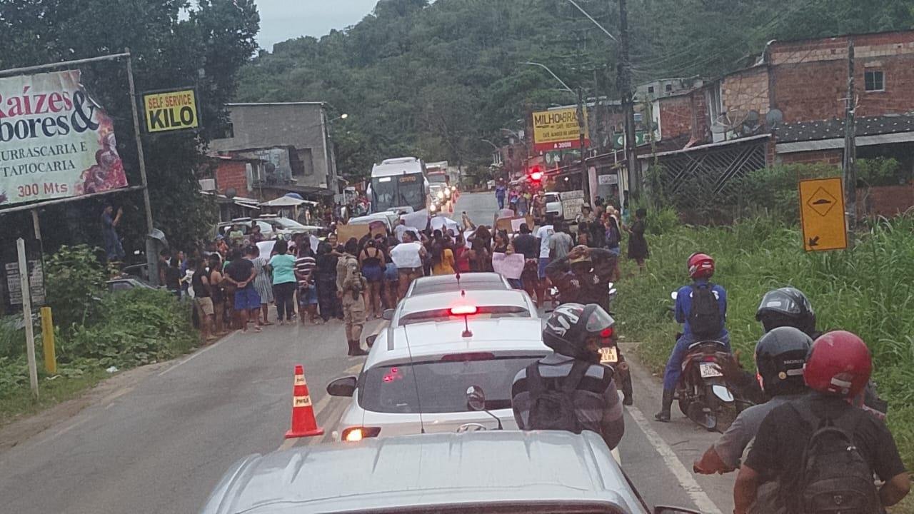 MORADORES REALIZAM NOVO PROTESTO PACÍFICO NO BANCO DA VITÓRIA, EM ILHÉUS