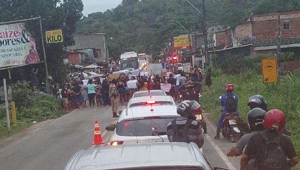 MORADORES REALIZAM NOVO PROTESTO PACÍFICO NO BANCO DA VITÓRIA, EM ILHÉUS