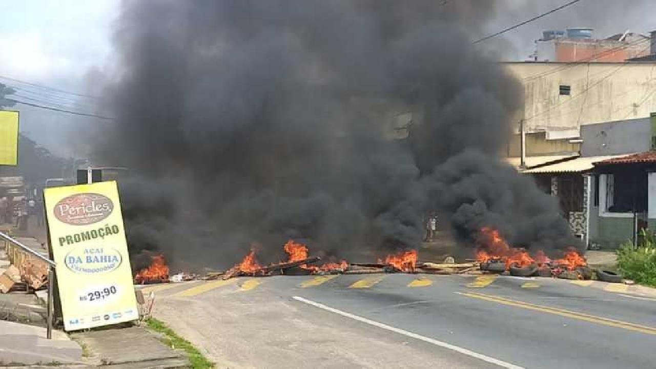 ENCHENTES: MANIFESTANTES BLOQUEIAM A RODOVIA ILHÉUS-TABUNA APÓS SEREM OBRIGADOS A SAIR DE ESCOLA ONDE ESTAVAM ABRIGADOS  ENCHENTES: MANIFESTANTES BLOQUEIAM A RODOVIA ILHÉUS-TABUNA APÓS SEREM OBRIGADOS A SAIR DE ESCOLA ONDE ESTAVAM ABRIGADOS