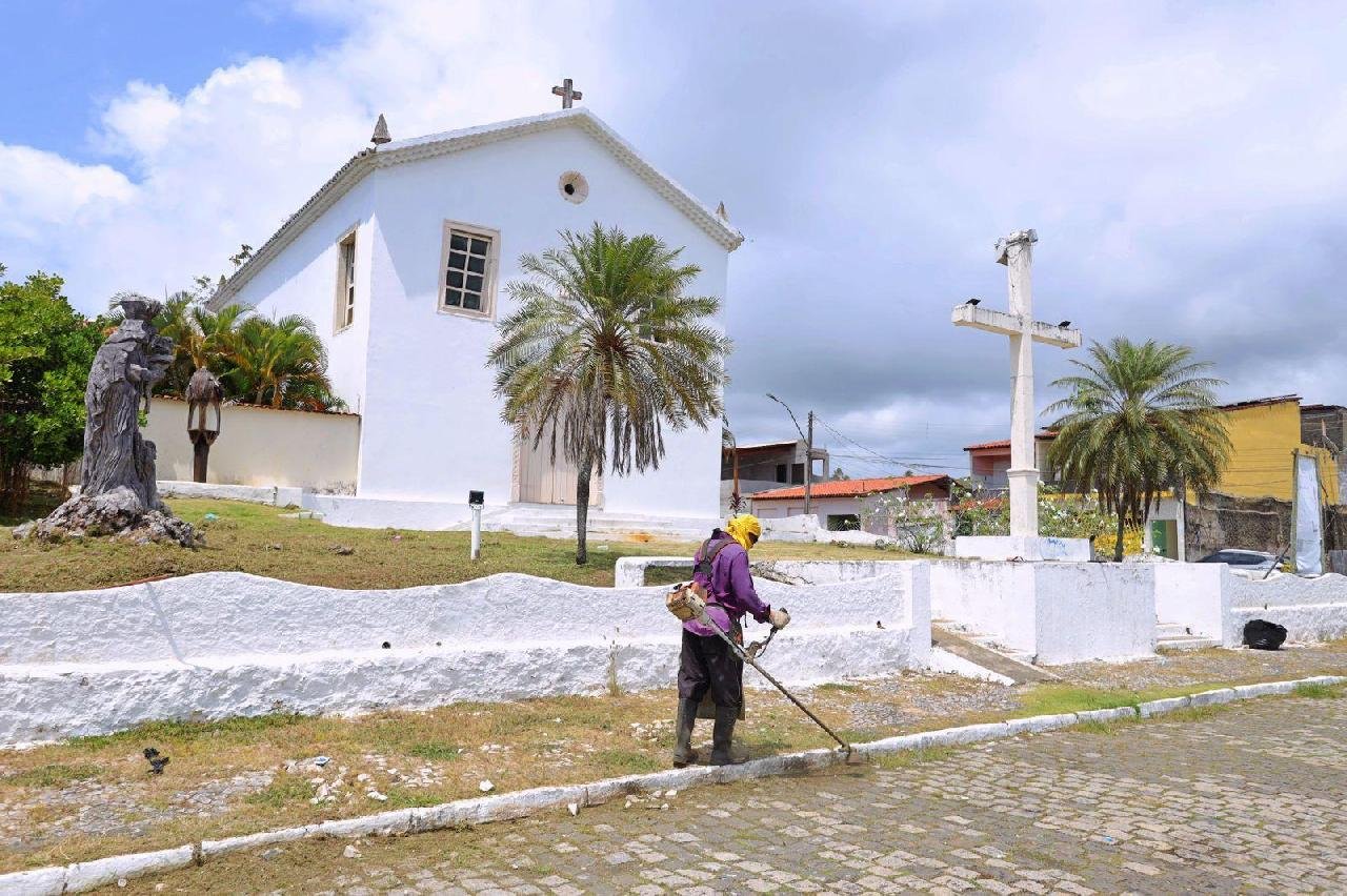 AÇÕES DE MANUTENÇÃO URBANA CHEGAM A PRAÇA CLÁUDIO MAGALHÃES, EM OLIVENÇA