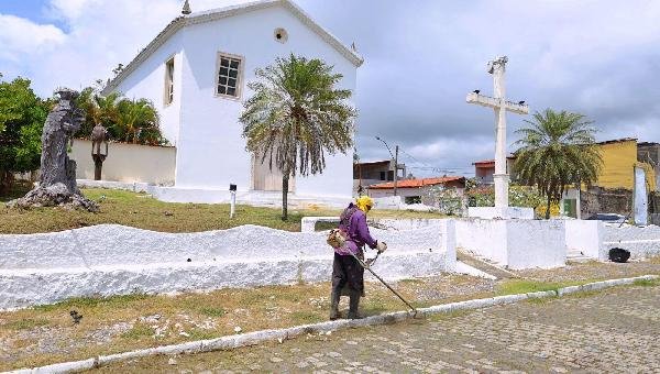 AÇÕES DE MANUTENÇÃO URBANA CHEGAM A PRAÇA CLÁUDIO MAGALHÃES, EM OLIVENÇA