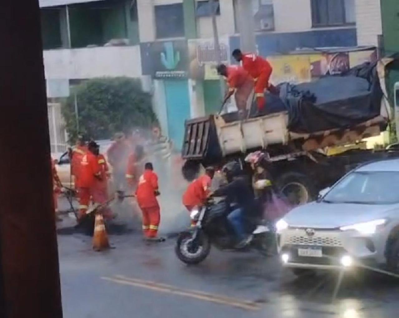 OPERAÇÃO TAPA-BURACO EM ILHÉUS É FLAGRADA APLICANDO ASFALTO QUENTE SOBRE CHUVA; PRÁTICA É CONDENADA POR DESPERDIÇAR RECURSOS PÚBLICOS