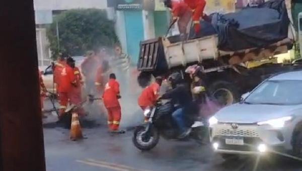 OPERAÇÃO TAPA-BURACO EM ILHÉUS É FLAGRADA APLICANDO ASFALTO QUENTE SOBRE CHUVA; PRÁTICA É CONDENADA POR DESPERDIÇAR RECURSOS PÚBLICOS