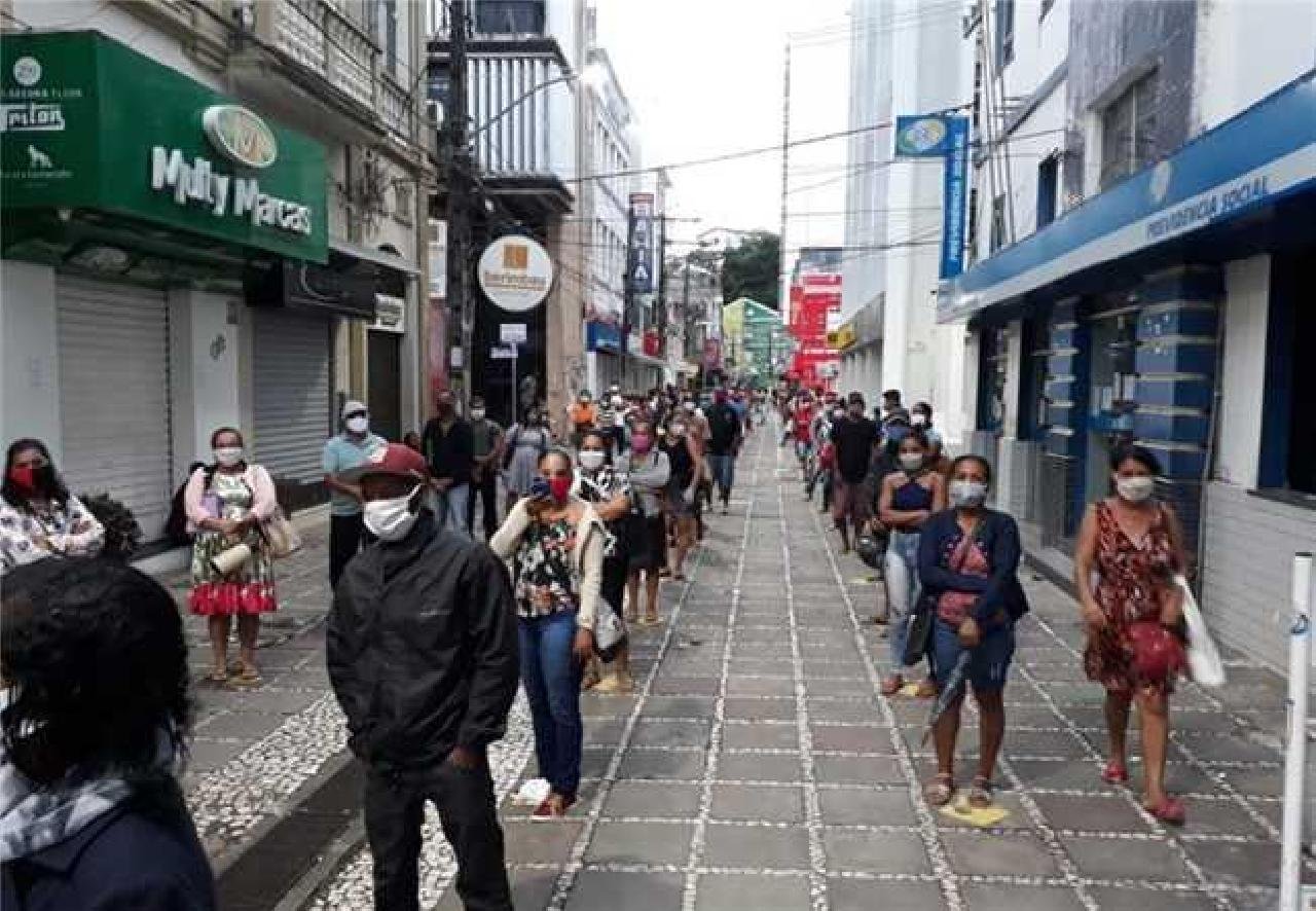 POPULAÇÃO SEGUE DEMARCAÇÃO DAS FILAS NAS AGÊNCIAS DA CAIXA POPULAÇÃO SEGUE DEMARCAÇÃO DAS FILAS NAS AGÊNCIAS DA CAIXA