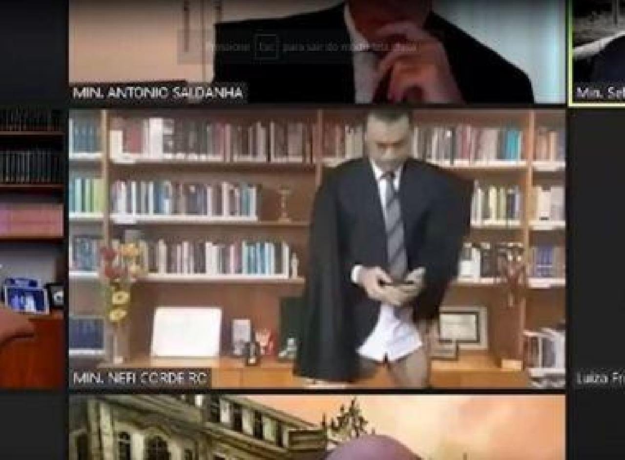 MINISTRO DO STJ PARTICIPA DE SESSÃO POR VIDEOCONFERÊNCIA SEM CALÇA
