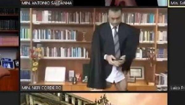 MINISTRO DO STJ PARTICIPA DE SESSÃO POR VIDEOCONFERÊNCIA SEM CALÇA