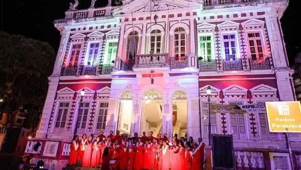 CANTATAS DE NATAL: CORAIS SE APRESENTAM NAS ESCADARIAS DO PALÁCIO DO PARANAGUÁ; CONFIRA PROGRAMAÇÃO