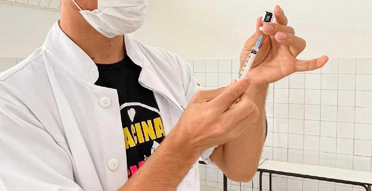 SESAU AMPLIA FAIXA ETÁRIA DE VACINAÇÃO CONTRA O HPV PARA MENINOS SESAU AMPLIA FAIXA ETÁRIA DE VACINAÇÃO CONTRA O HPV PARA MENINOS