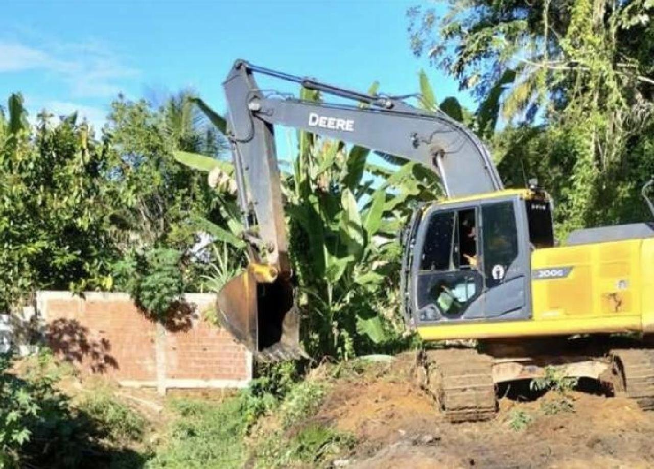 CHUVAS CESSAM E PREFEITURA DE ILHÉUS REFORÇA OPERAÇÃO DE LIMPEZA DE CANAIS E RUAS DO MUNICÍPIO 