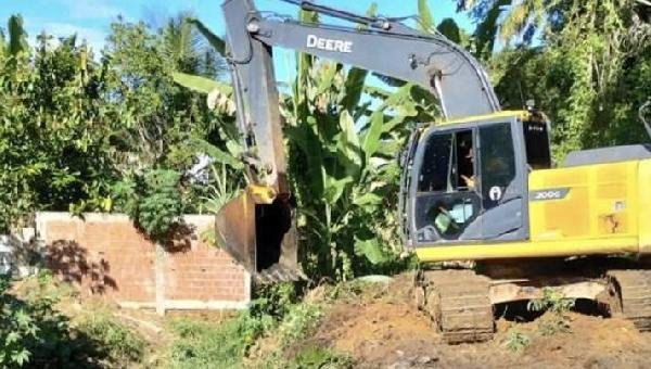 CHUVAS CESSAM E PREFEITURA DE ILHÉUS REFORÇA OPERAÇÃO DE LIMPEZA DE CANAIS E RUAS DO MUNICÍPIO 