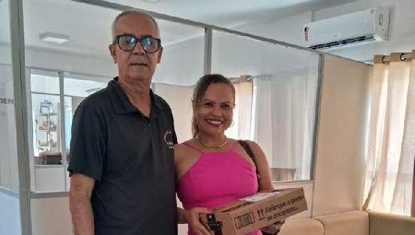 PRESIDENTE DA APPI/APLB ENTREGA TABLET SORTEADO A TRABALHADORA DA EDUCAÇÃO