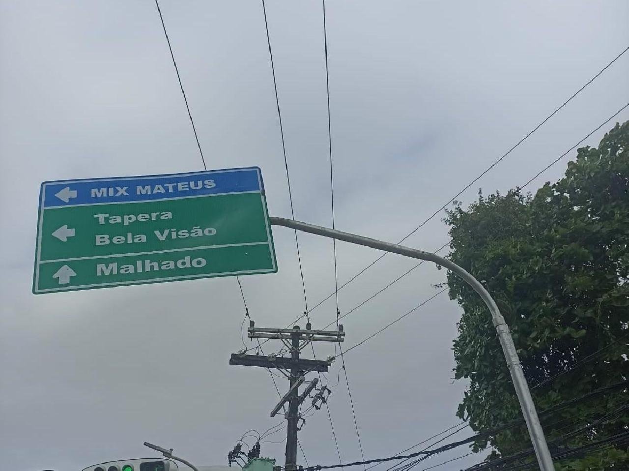 TRANSFORMADOR PEGA FOGO NAS PROXIMIDADES DA AVENIDA MILTON SANTOS E DEIXA BAIRROS SEM ENERGIA EM ILHÉUS