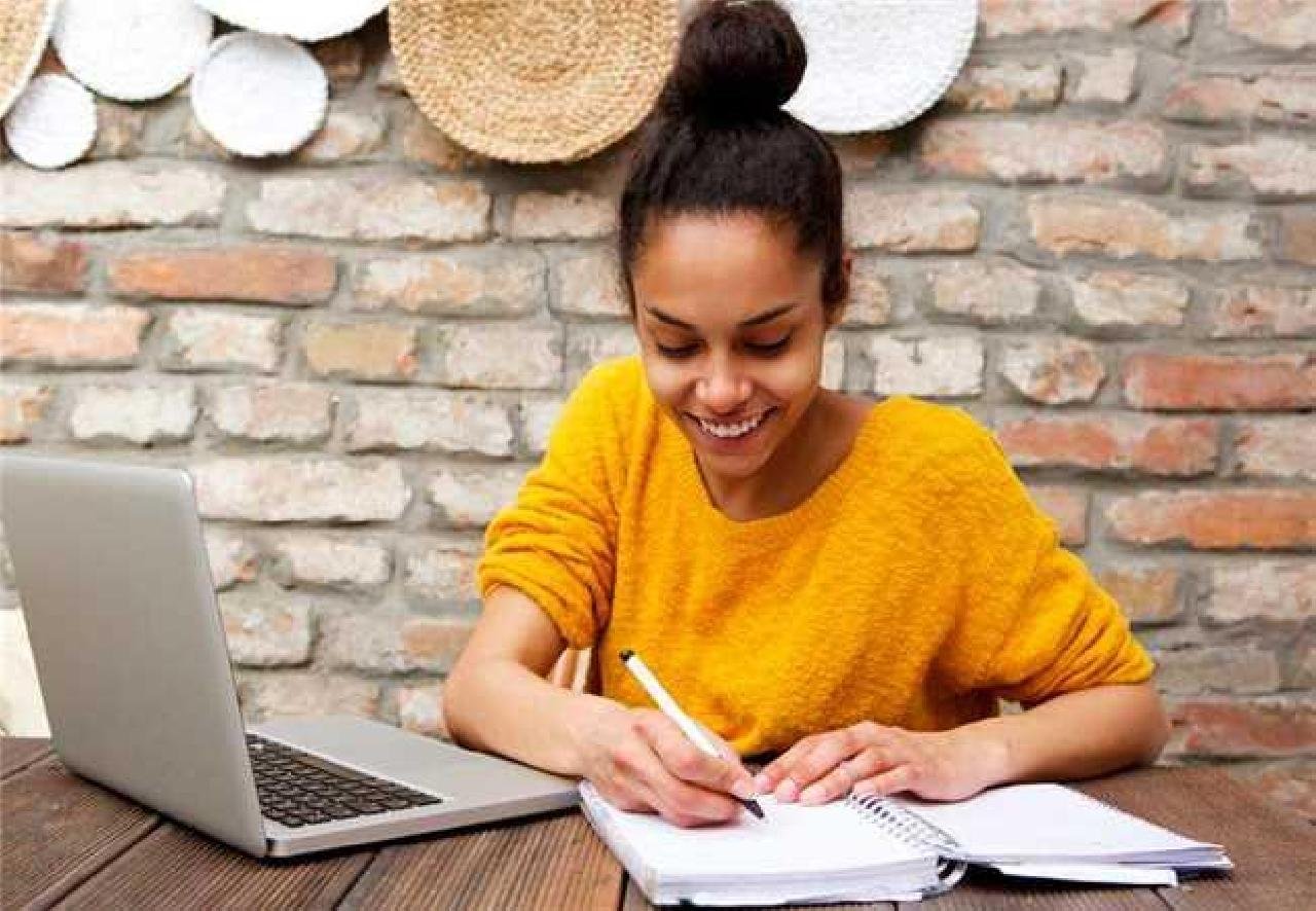 PROGRAMAÇÃO ONLINE DA SECRETARIA DE EDUCAÇÃO CONTA COM LIVES, VÍDEO AULAS E REUNIÕES PROGRAMAÇÃO ONLINE DA SECRETARIA DE EDUCAÇÃO CONTA COM LIVES, VÍDEO AULAS E REUNIÕES