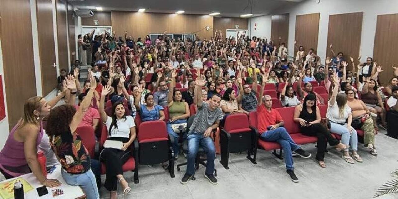 PROFESSORES DE ILHÉUS AMEAÇAM PARALISAÇÃO DE ADVERTÊNCIA