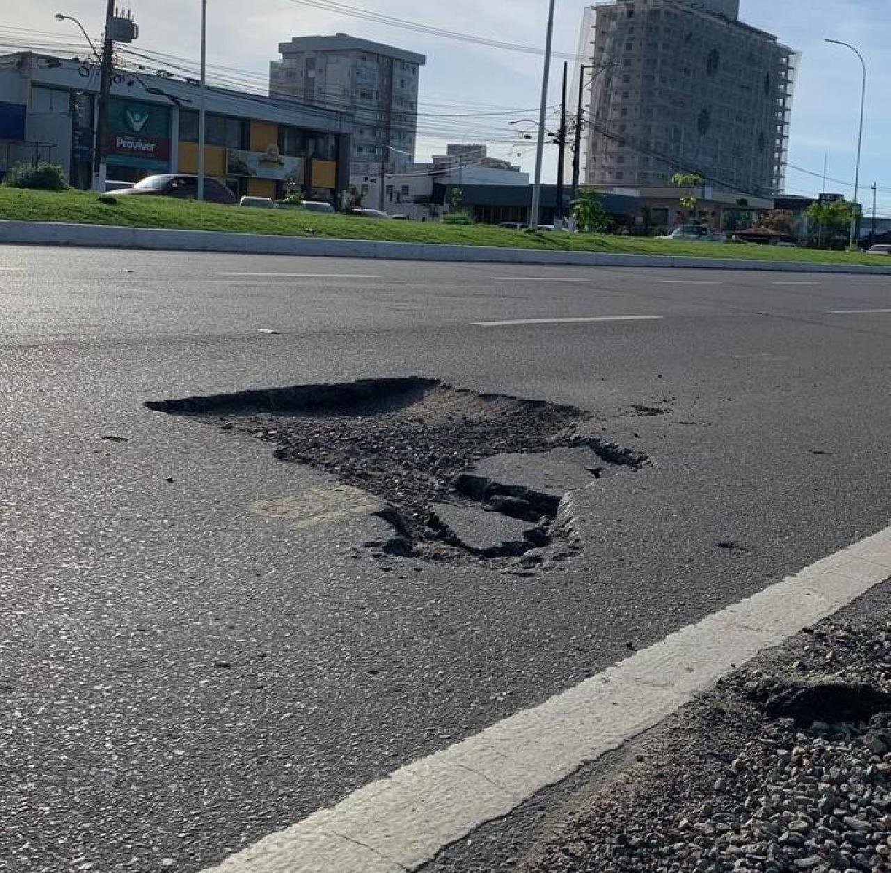BAHIA GÁS ABRE CRATERA NA BA-001 E NÃO SINALIZA BAHIA GÁS ABRE CRATERA NA BA-001 E NÃO SINALIZA