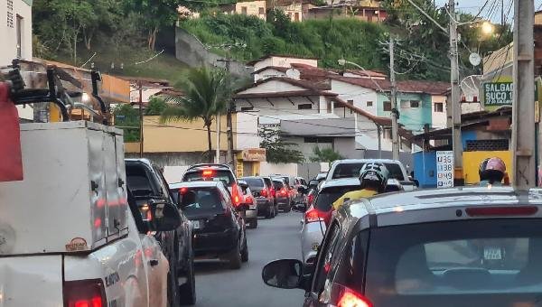 ILHÉUS:   CICLOVIA MAL PROJETADA PROVOCA ENGARRAFAMENTO NA ZONA NORTE