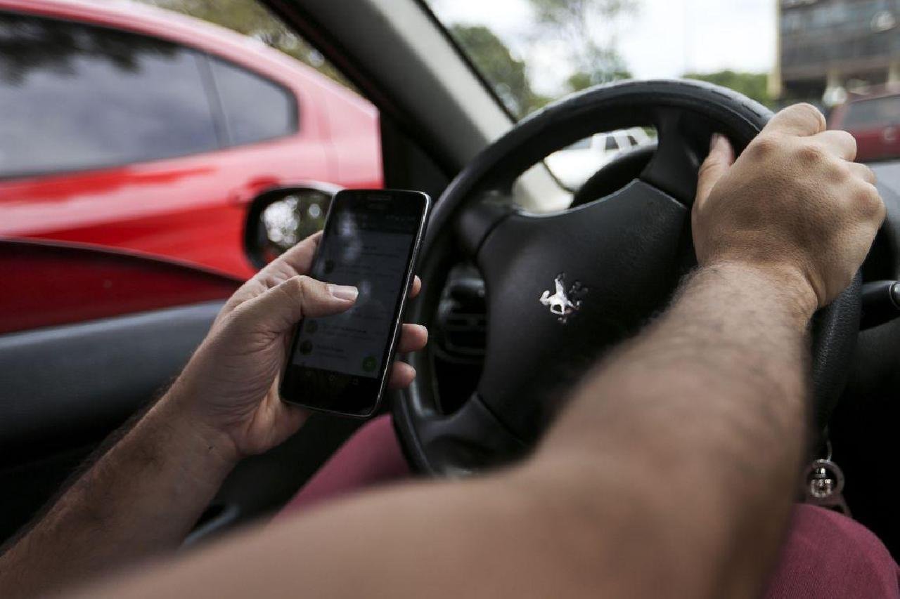 UM EM CADA CINCO BRASILEIROS USAM O CELULAR ENQUANTO DIRIGE UM EM CADA CINCO BRASILEIROS USAM O CELULAR ENQUANTO DIRIGE