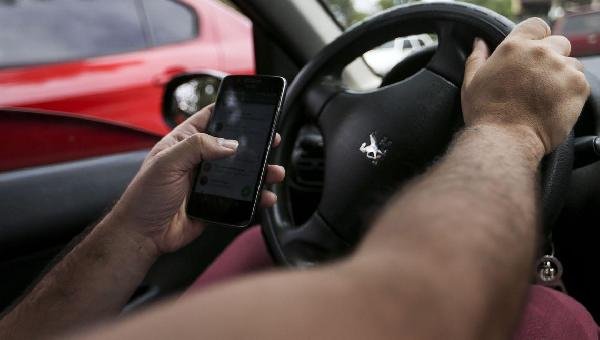 UM EM CADA CINCO BRASILEIROS USAM O CELULAR ENQUANTO DIRIGE