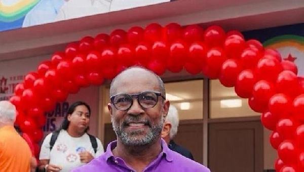 BEBETO DIZ QUE "GOVERNO LULA É CAPAZ DE INCLUIR A MAIORIA DA NOSSA GENTE"