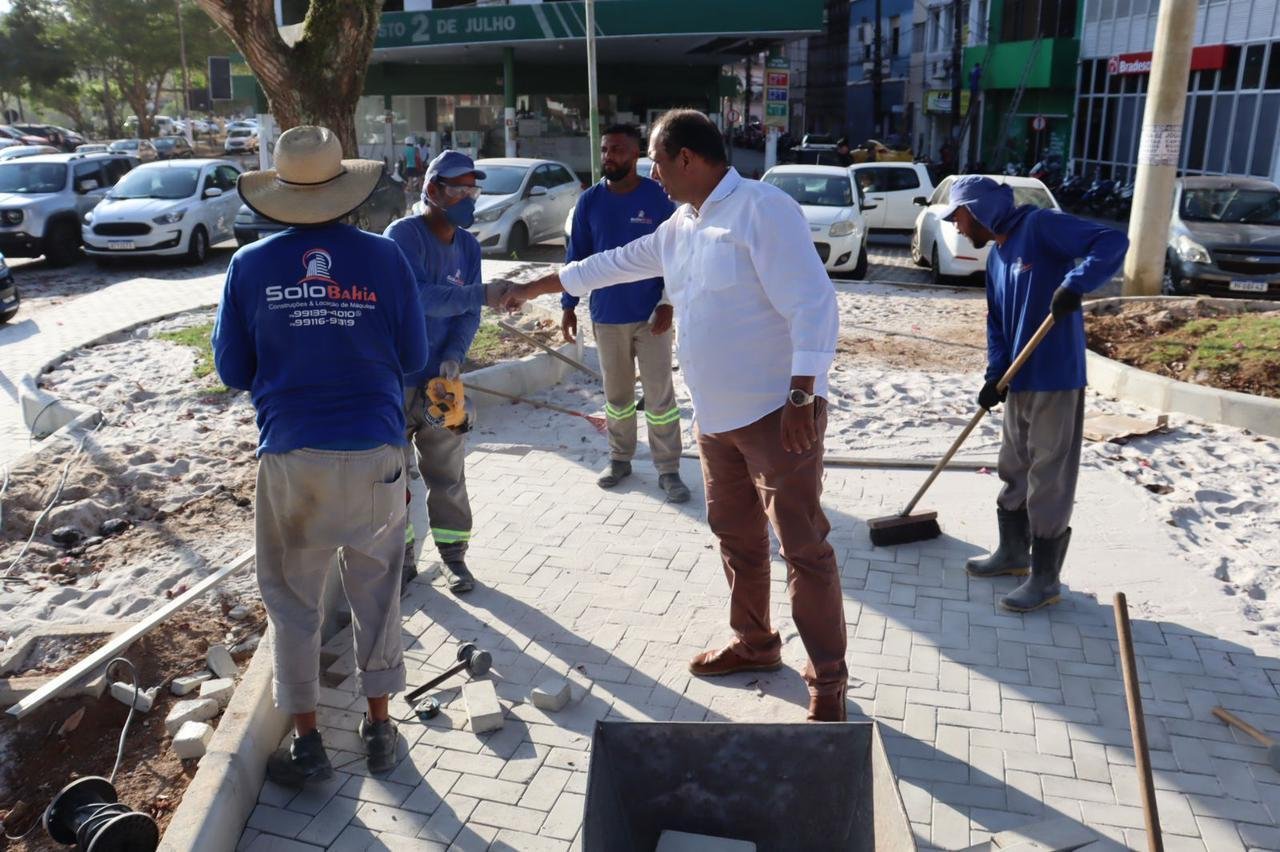PREFEITO MÁRIO ALEXANDRE CONFERE ANDAMENTO DOS SERVIÇOS DE REQUALIFICAÇÃO DA PRAÇA JOSÉ MARCELINO PREFEITO MÁRIO ALEXANDRE CONFERE ANDAMENTO DOS SERVIÇOS DE REQUALIFICAÇÃO DA PRAÇA JOSÉ MARCELINO